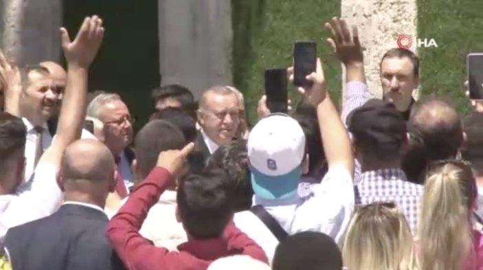 Eyüpsultan Camii'nde Cumhurbaşkanı Erdoğan'a sevgi gösterisi