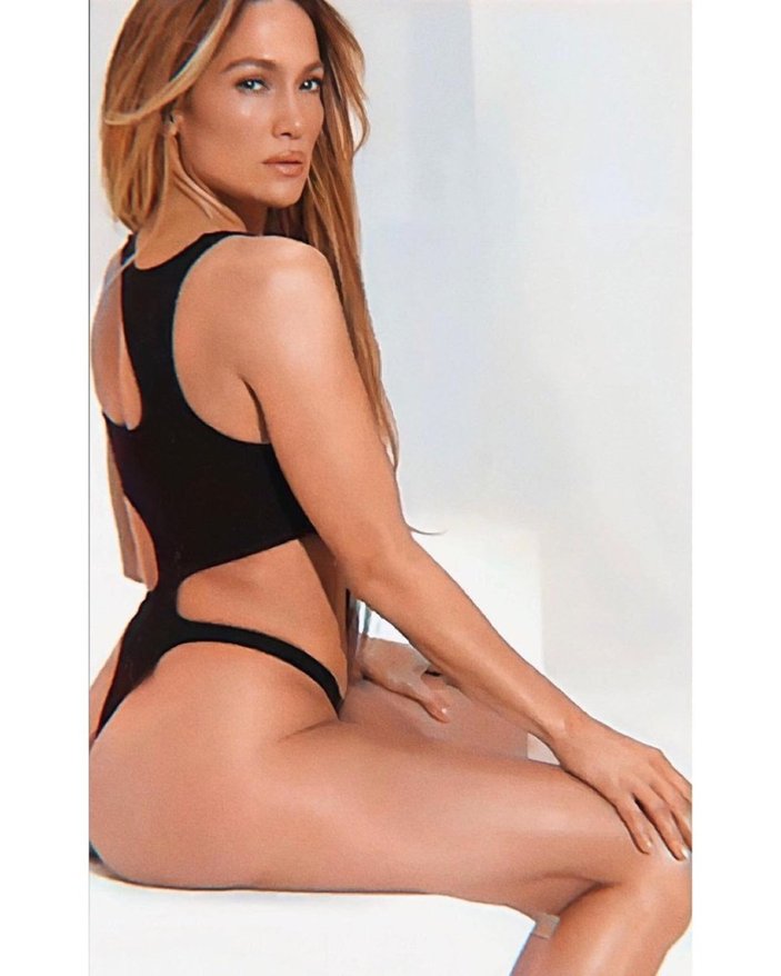 Yeni gelin Jennifer Lopez'ten iddialı pozlar