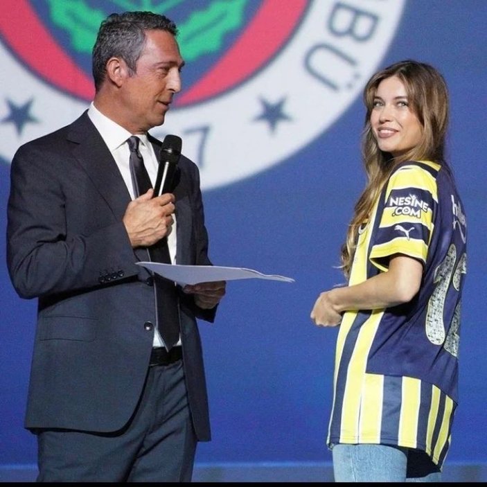 Ece Seçkin ile Afra Saraçoğlu'nun tanıttığı Fenerbahçe formalarına yoğun ilgi