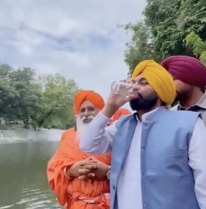 Hindistan'da nehirden su içen başbakan hastanelik oldu