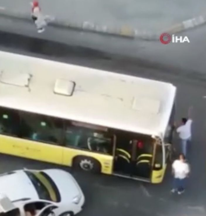 Esenyurt'ta ters yönde giden sürücü, İETT otobüsünü yumrukladı