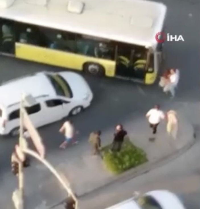 Esenyurt'ta ters yönde giden sürücü, İETT otobüsünü yumrukladı