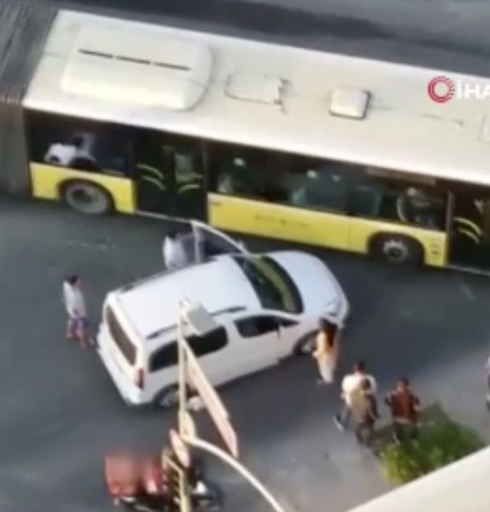 Esenyurt'ta ters yönde giden sürücü, İETT otobüsünü yumrukladı