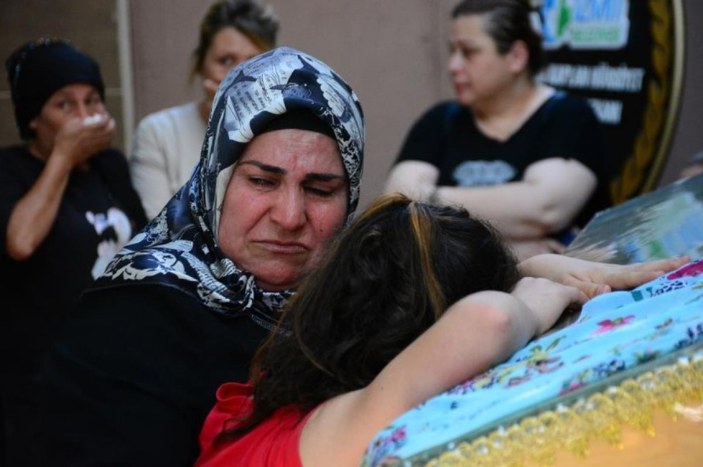 Kocaeli'de bir genç kız, babasının öldürdüğü annesinin tabutuna sarılıp ağladı