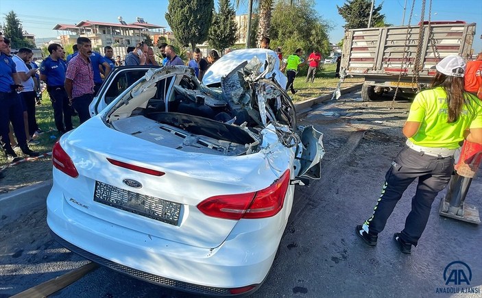 Mersin'de tıra çarpan otomobildeki 3 kişi öldü