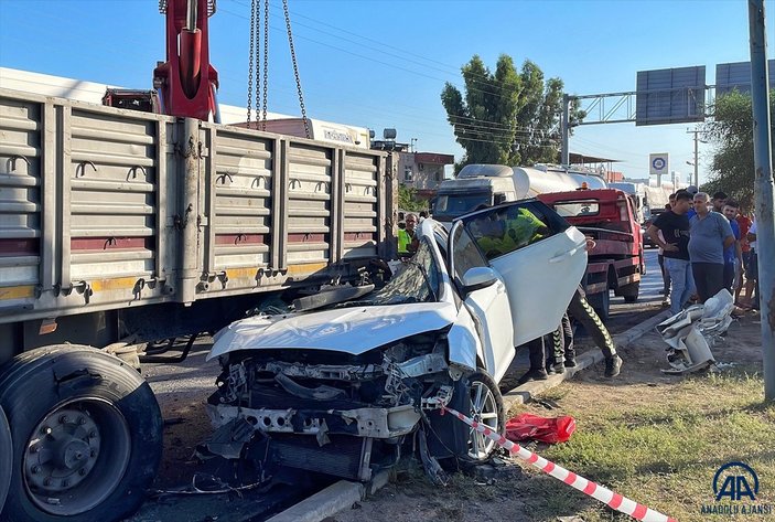 Mersin'de tıra çarpan otomobildeki 3 kişi öldü