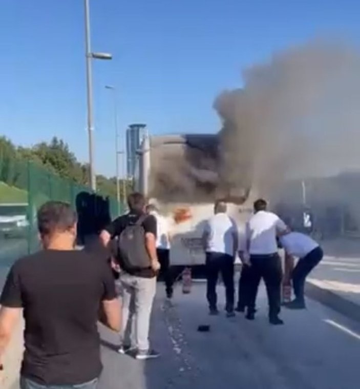 Kadıköy'de bir metrobüsün motor kısmında yangın çıktı