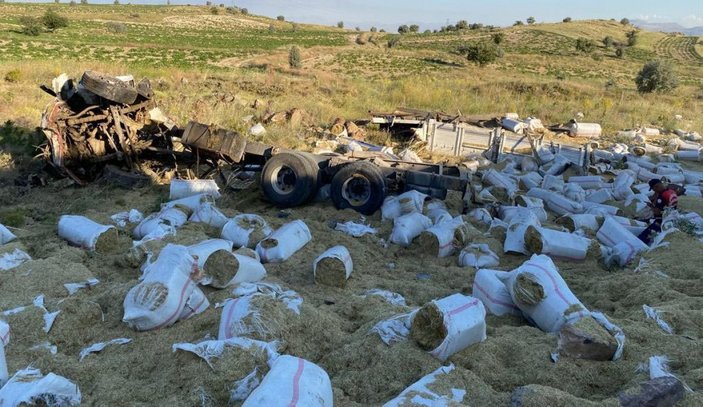 Kayseri’de saman yüklü kamyon devrildi: 3 ölü