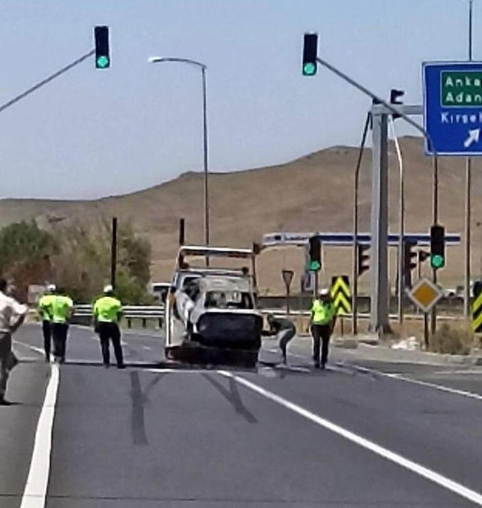 Ankara'da kırmızı ışıkta bekleyen araca çarpan otomobil yandı