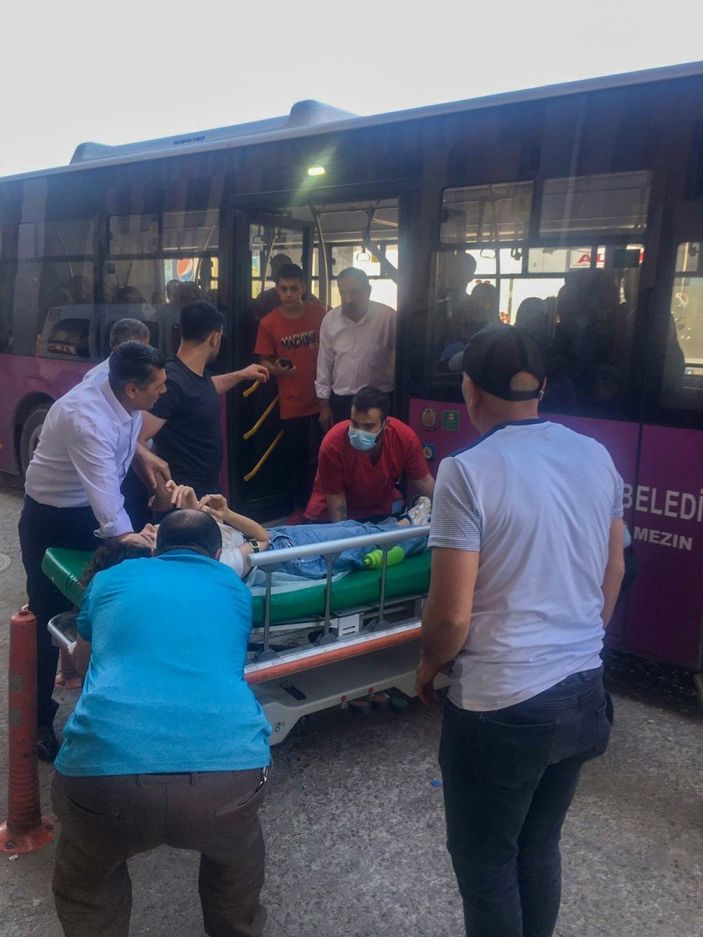 Van'da otobüs şoförü, fenalaşan yolcuyu hastaneye yetiştirdi