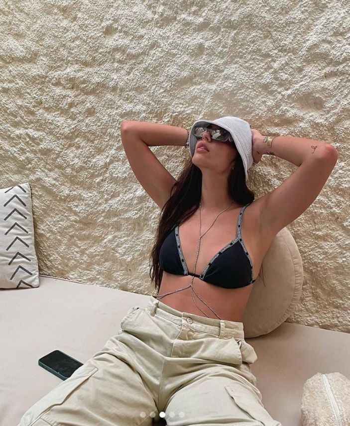 Survivor Berna'nın kardeşi Berrin Keklikler cesur pozlarıyla olay oldu! 'Ablasından daha güzel'