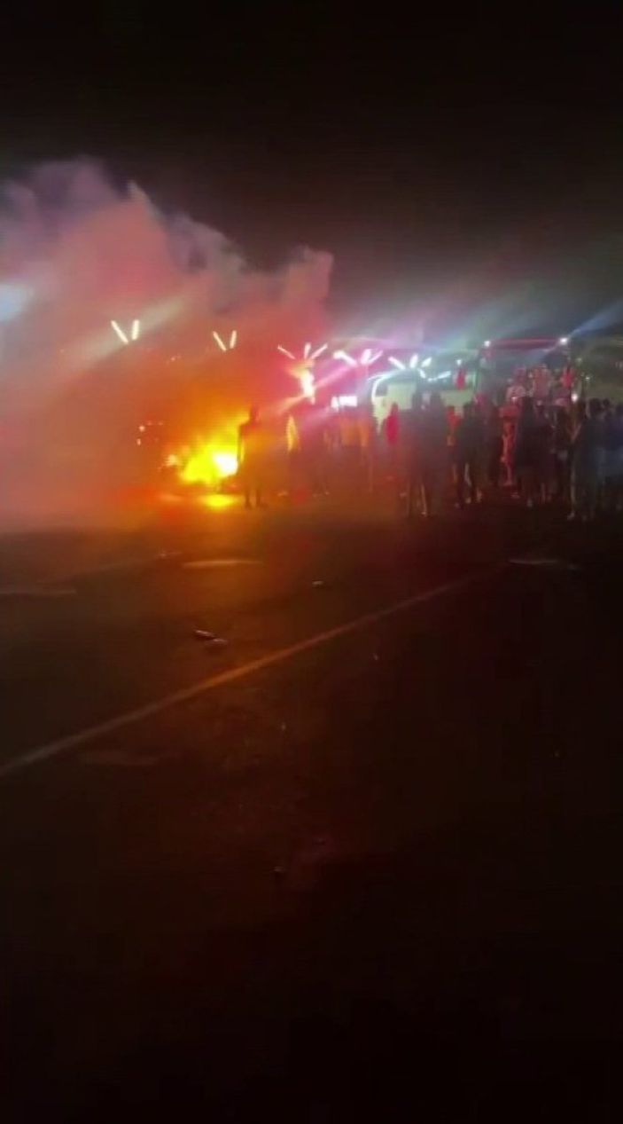 Adana'da asker uğurlarken akan trafiği durdurup, çiftetelli oynadılar