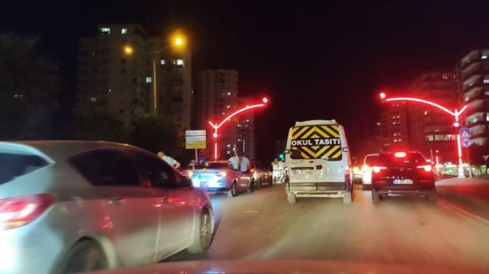 Adana'da asker uğurlarken akan trafiği durdurup, çiftetelli oynadılar
