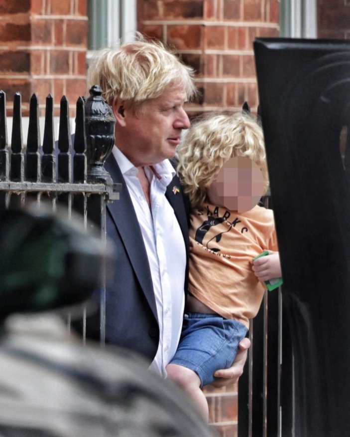 Boris Johnson ve oğlu Wilfred, objektiflere yansıdı