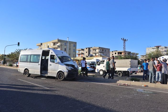 Diyarbakır'da hasarlı minibüse, tarım işçilerini taşıyan minibüs çarptı