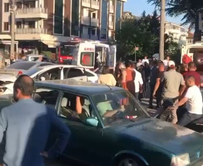 Düzce’de kavşakta iki otomobil çarpıştı: 6 yaralı