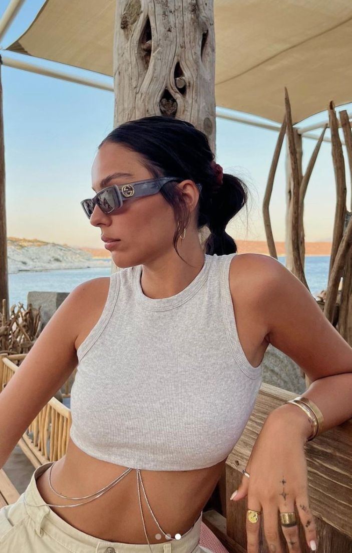 Survivor Berna'nın kardeşi Berrin Keklikler cesur pozlarıyla olay oldu! 'Ablasından daha güzel'