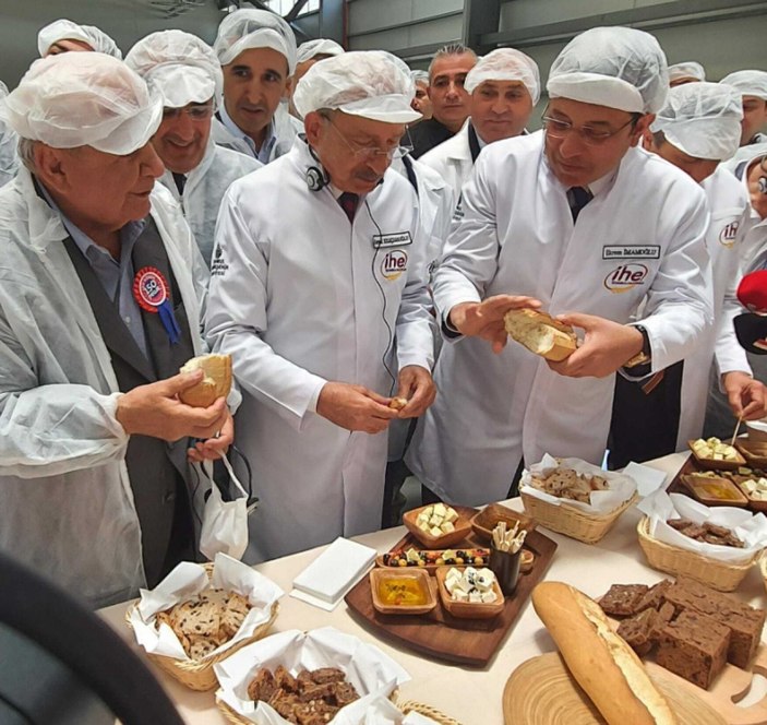 İBB Halk Ekmek Fabrikası açılışında Ekrem İmamoğlu, Kemal Kılıçdaroğlu'na ekmek bölüp verdi