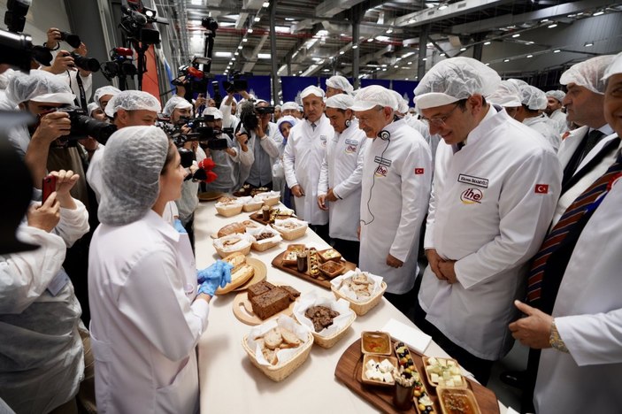 İBB Halk Ekmek Fabrikası açılışında Ekrem İmamoğlu, Kemal Kılıçdaroğlu'na ekmek bölüp verdi