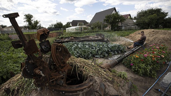 Ukrayna'da evlerinin bahçelerinde tank enkazıyla yaşıyorlar