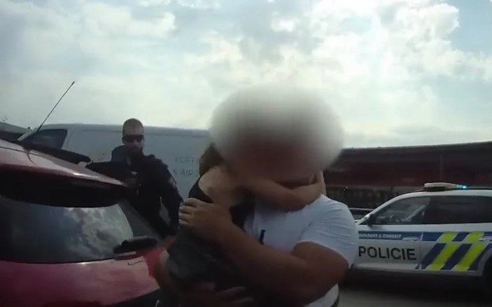 Çekya’da arabada unutulan çocuk polisler tarafından kurtarıldı