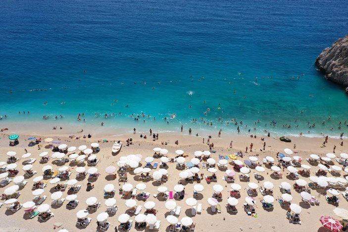 Sıcaklığın 5 derece arttığı Antalya'da yoğunluk sürüyor