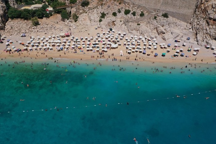 Sıcaklığın 5 derece arttığı Antalya'da yoğunluk sürüyor