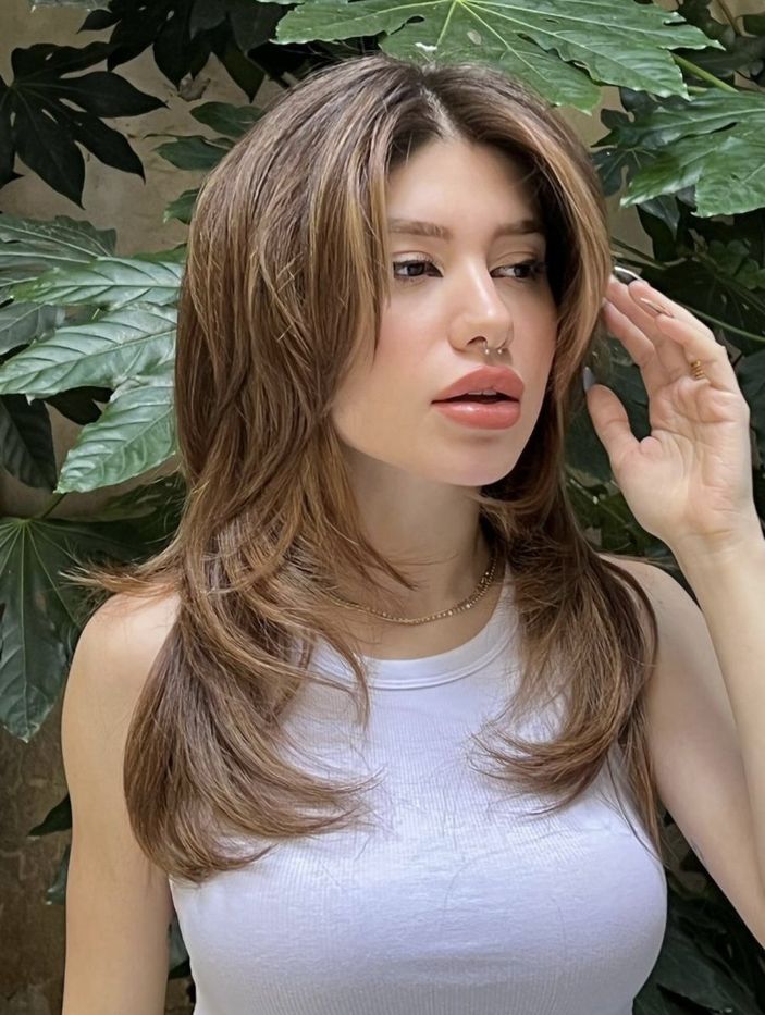 Fenomen Şeyda Erdoğan, göğüs dekoltesiyle olay oldu! O poz beğeni yağmuruna tutuldu...