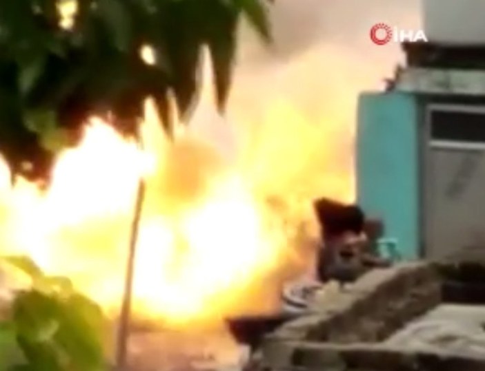 Hindistan’da kaçak havai fişek üretimi yapılan evde patlama