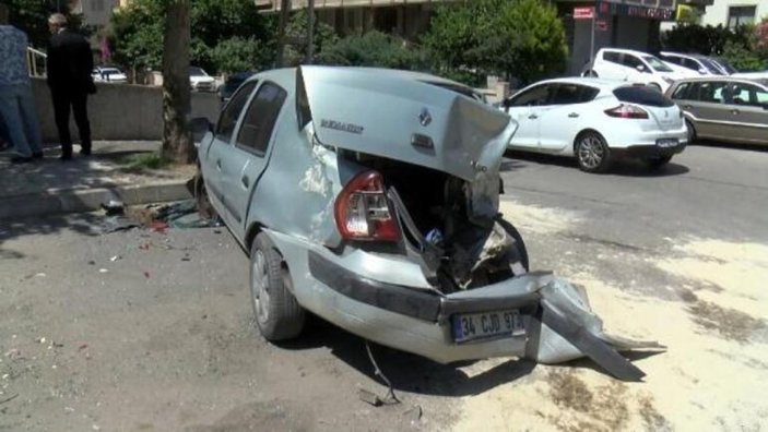 Maltepe'de 6 aracın hasar aldığı kaza kamerada