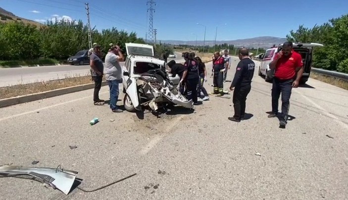 Erzincan'da tırla çarpışan aracın sürücüsü hayatını kaybetti