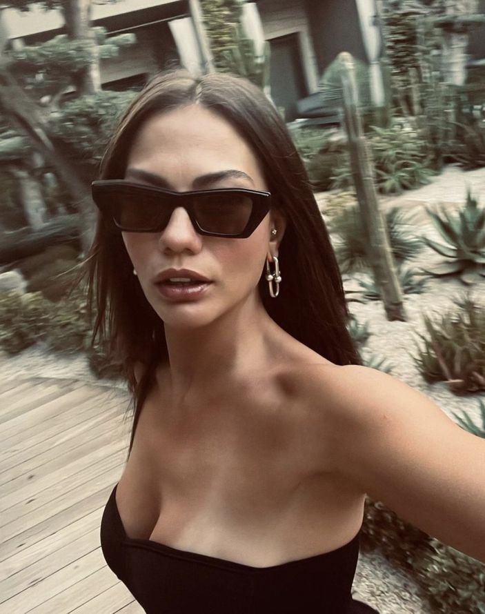 Demet Özdemir'den iddialı poz! Aynanın karşısında büyüledi...
