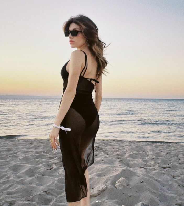 Fenomen Şeyda Erdoğan, göğüs dekoltesiyle olay oldu! O poz beğeni yağmuruna tutuldu...