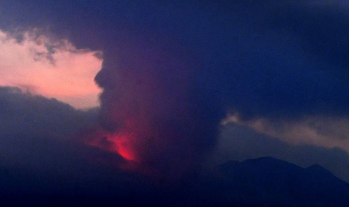 Japonya'daki Sakurajima Yanardağı'nda patlama