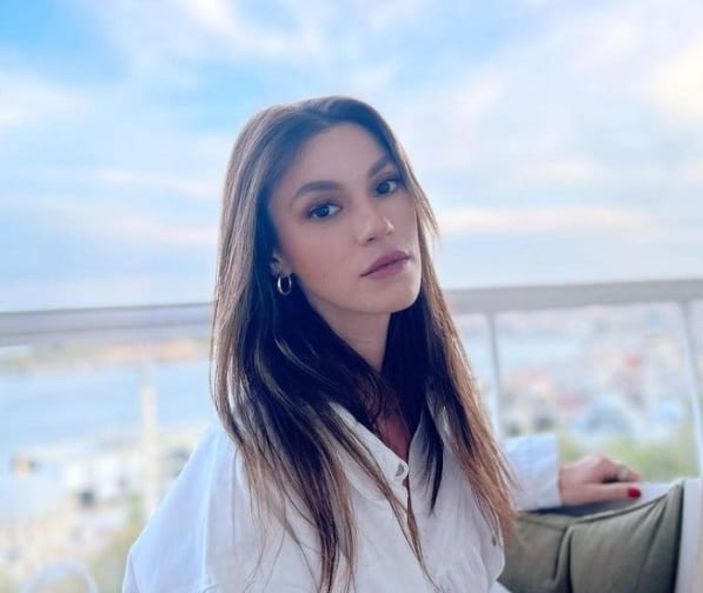 Kasığına kadar açtı! Yüsra Geyik'in elbisesi olay oldu... 'Sıcak renklerle alev almışsın..'