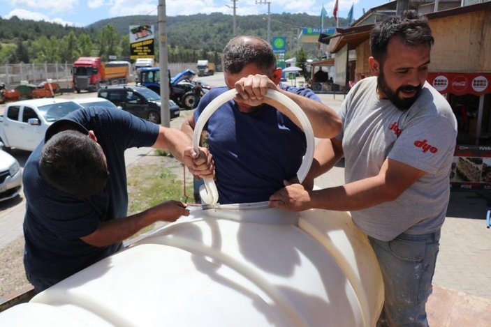 Bolu'da seyyar su tankına giren vatandaşın o anları çevredekileri güldürdü