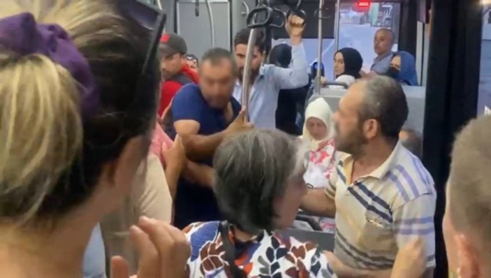 Bursa'da otobüste kadınların ayağını çeken şüpheliye meydan dayağı atıldı