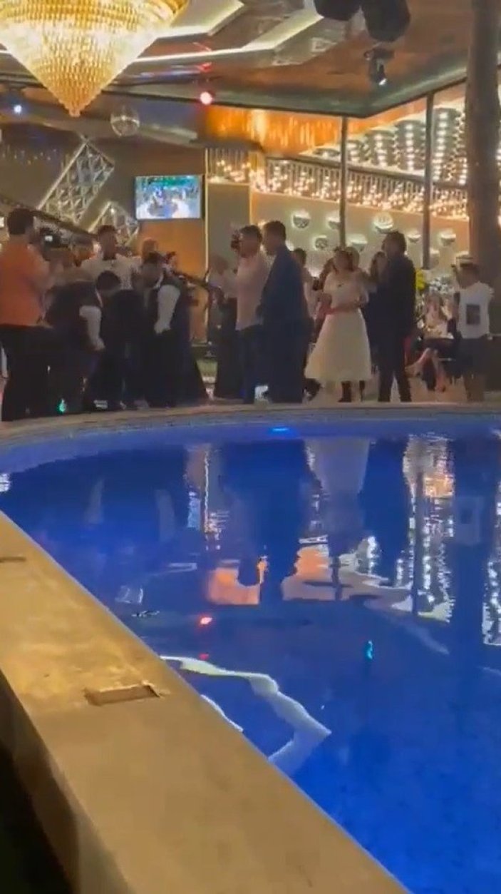 Bursa'da havuza atılan damat arkadaşlarıyla çiftetelli oynadı