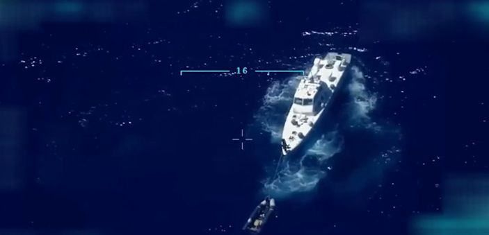 MSB: Düzensiz göçmenlerin bulunduğu lastik bot İHA ile tespit edilmiştir