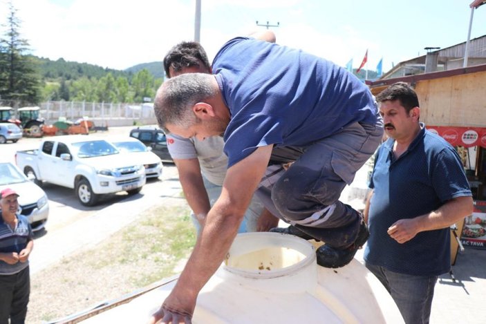 Bolu'da seyyar su tankına giren vatandaşın o anları çevredekileri güldürdü