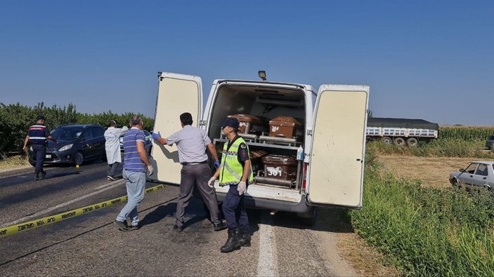 İzmir’de otomobil yayalara çarptı: 1'i çocuk 2 ölü