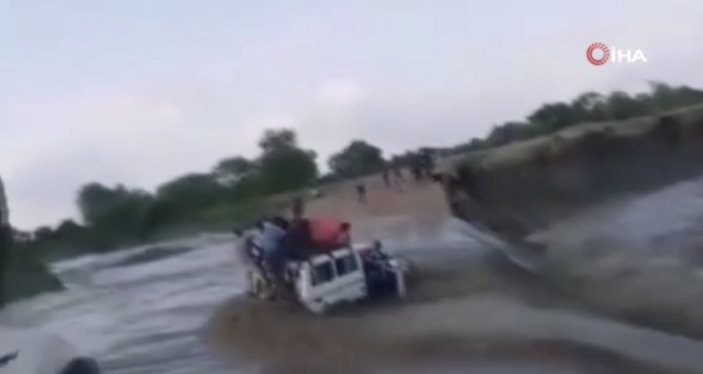 Sudan’da bir araç, şiddetli yağış nedeniyle sele kapıldı