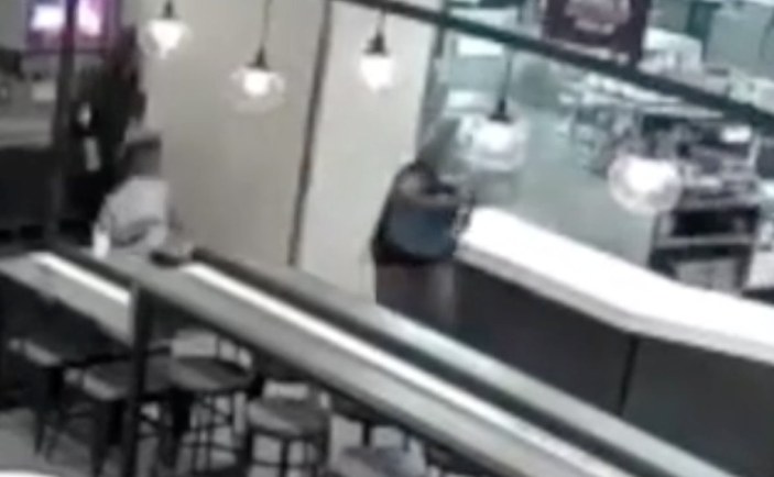 Teksas'ta restoran müdürü müşterilere kaynar su attı
