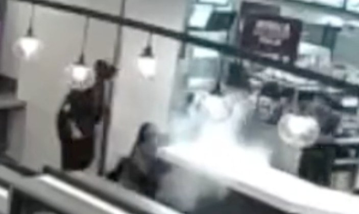 Teksas'ta restoran müdürü müşterilere kaynar su attı