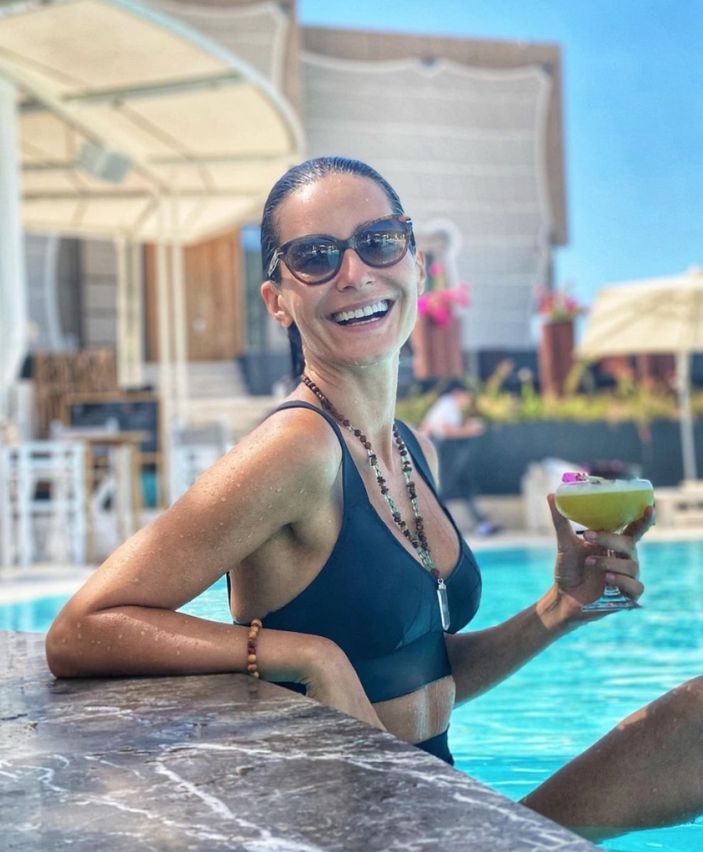 Sedef Avcı fiziğiyle dikkat çekti! 'Yıllara meydan okuyorsun'