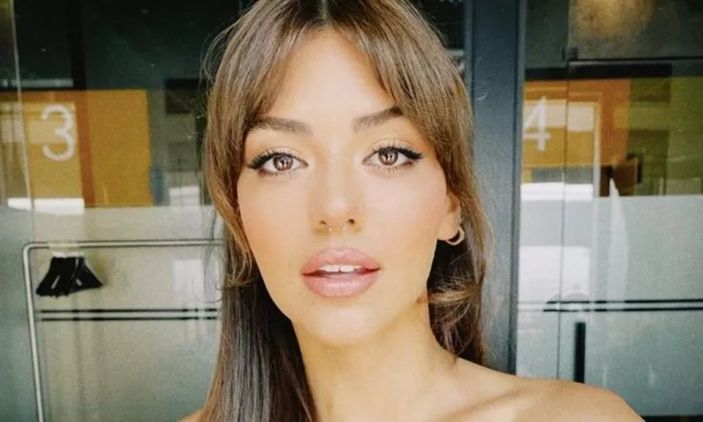 Aslıhan Malbora kumlara sere serpe uzanarak bikinili poz verdi! 'Aklımızı aldın..'