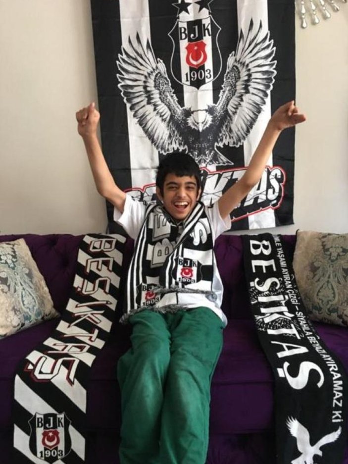 Antalya’da 15 yaşındaki Burak, istemsiz hareketleriyle kalbini yoruyor
