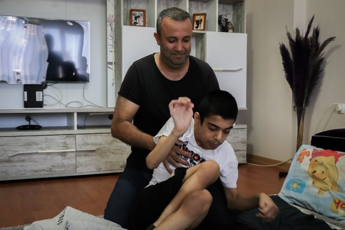 Antalya’da 15 yaşındaki Burak, istemsiz hareketleriyle kalbini yoruyor