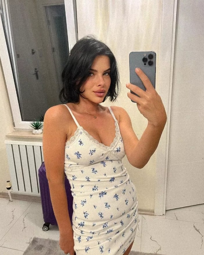 Sihirli Annem'in Tuğçe'sinden dekolteli poz geldi! 'Göğüsleri yaptırdın mı?'