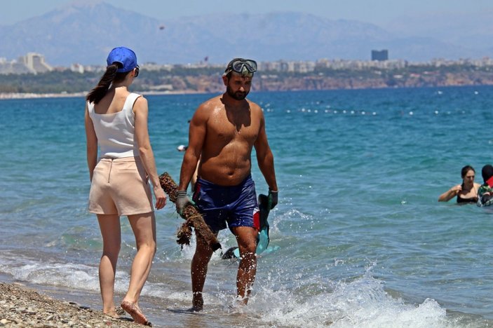 Antalya'da denizin dibinden çıkardıklarını satıyor: Paraya para demiyor